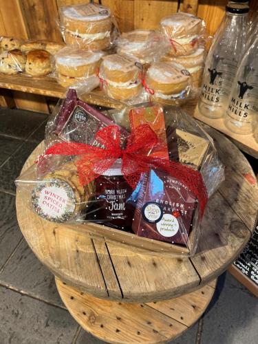 Give-the-perfect-gift-with-Farmer-Copleys-Hampers
